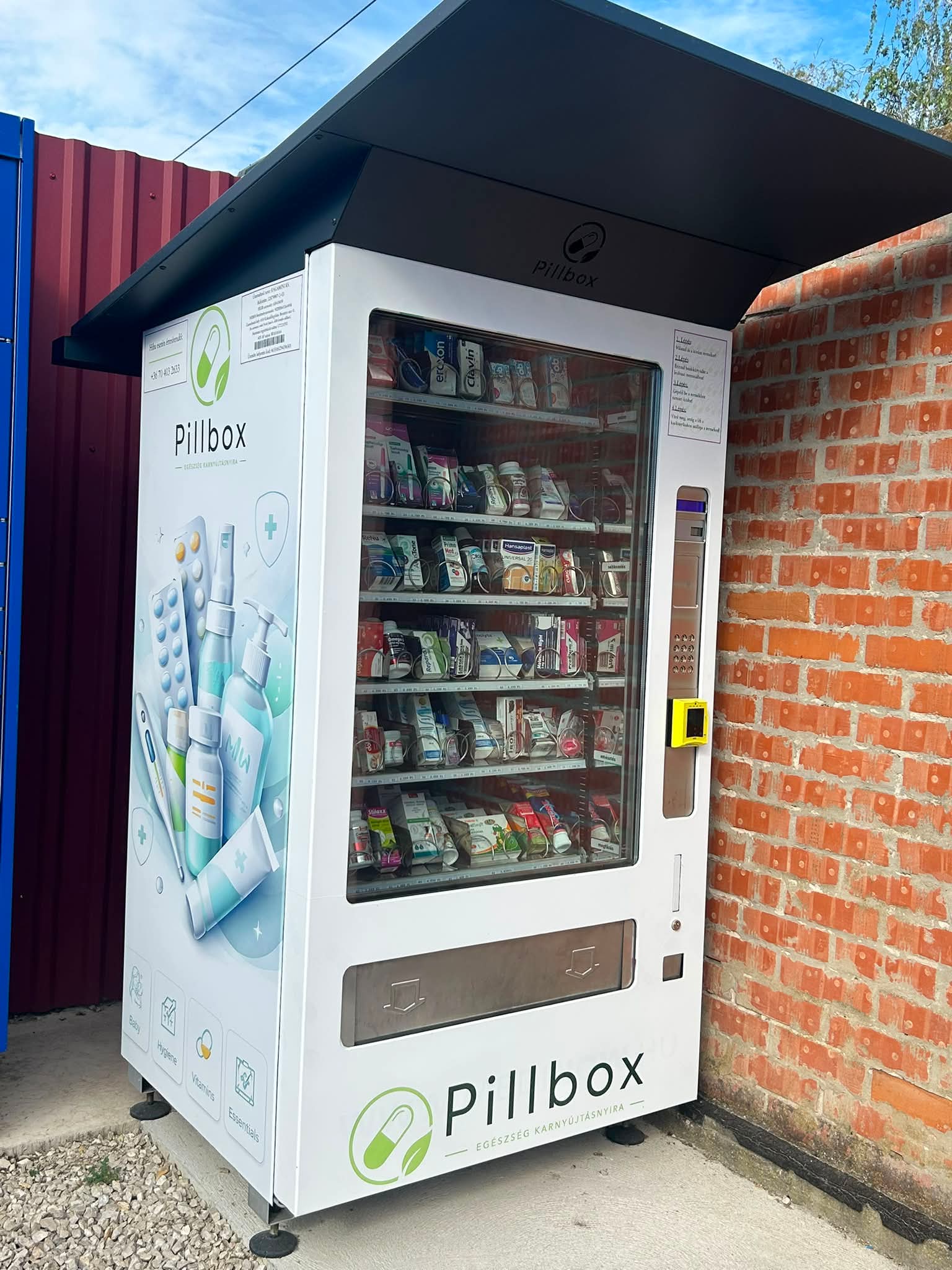 Pillbox egészségügyi automata egy világos előcsarnokban